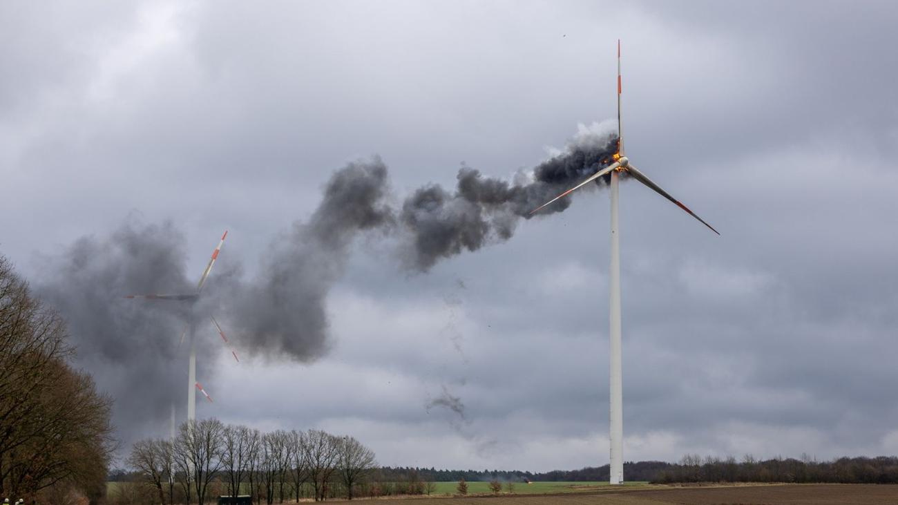 Feuerwehr: Windenergieanlage brennt in 100 Metern Höhe