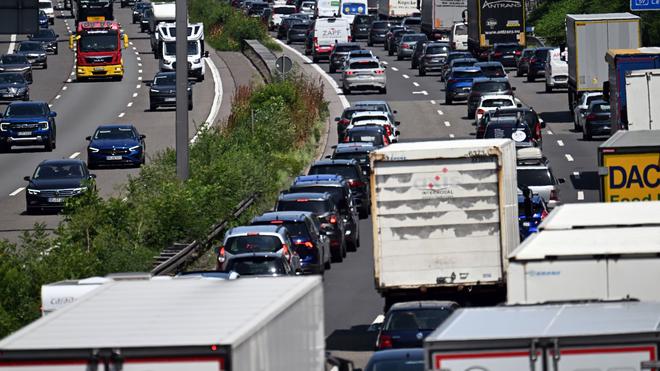 Verkehrsprognose: Baustellen werden auch 2026 für viele Staus auf den Autobahnen in Nordrhein-Westfalen sorgen. (Symbolbild)