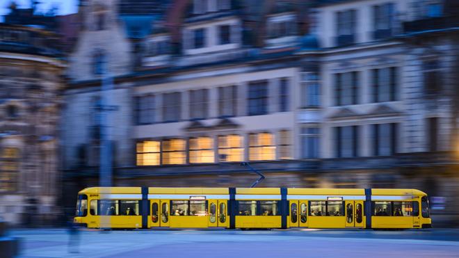 Kriminalität: In einer Straßenbahn wurde in der Nacht zum 24. August ein 20-Jähriger mit einem Messer attackiert. (Symbolbild)