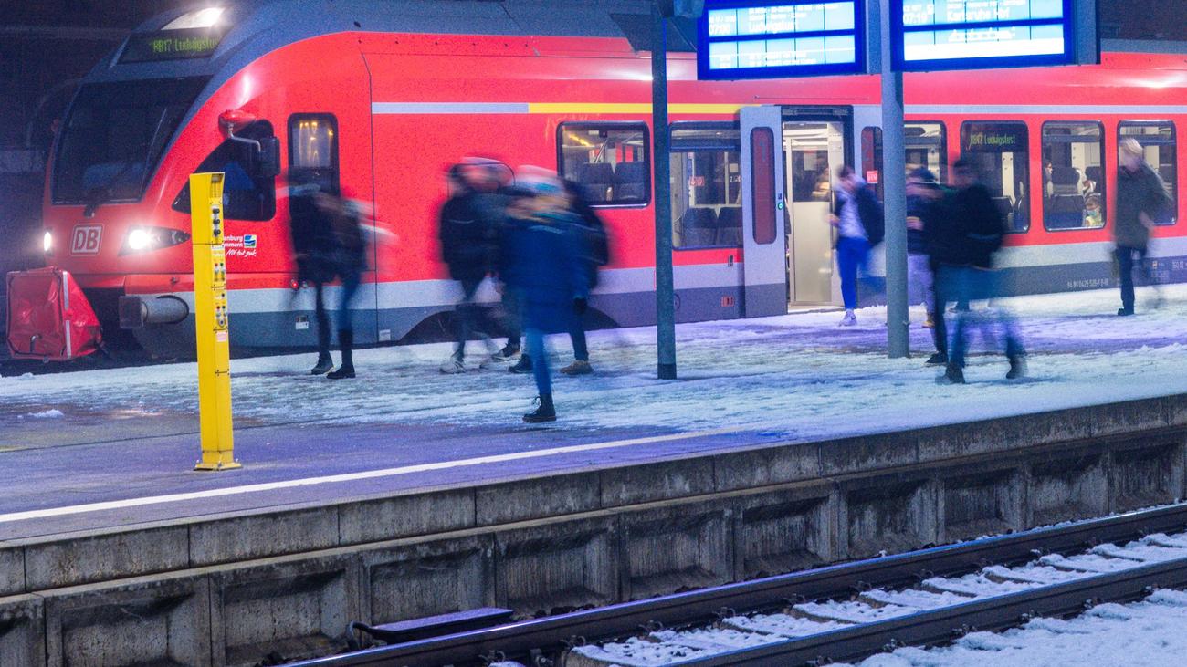 Bahn: "Art Einschussloch" - mutmaßliche Feuerwerksattacke auf Zug
