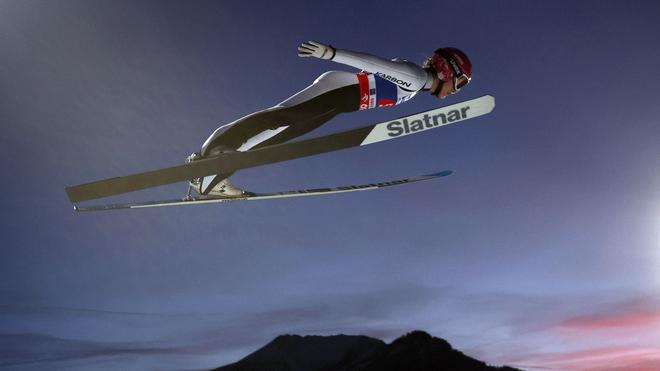 Fotografie: Abigail Strate aus Kanada springt bei der Two-Nights-Tour in Oberstdorf.