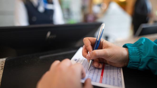 Verwaltung: Einen Meldeschein im Hotel ausfüllen? Das ist für inländische Gäste keine Pflicht mehr - Bürokratieabbau im Detail. (Symbolbild)