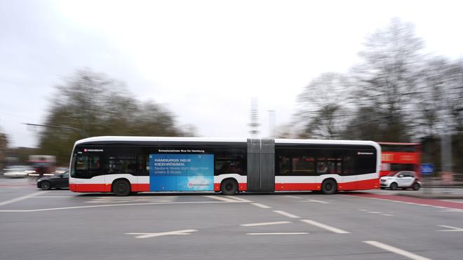 Verkehr: Ein Bus der Hochbahn fährt über die Kreuzung am Stephansplatz. (Archivbild)
