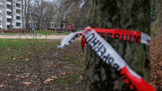 Unglücke in der Silvesternacht: Blick auf einen Spielplatz, auf dem ein Jugendlicher in der Silvesternacht durch einen Pyrotechnik-Unfall in Bielefeld ums Leben gekommen ist. (Archivbild)