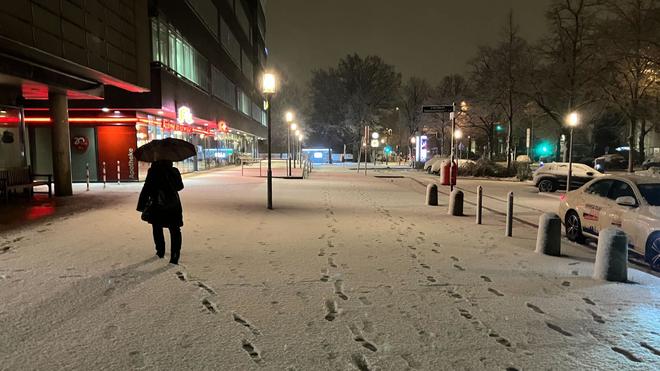 Wetter: Schnee liegt am frühen Morgen in Hamburg.