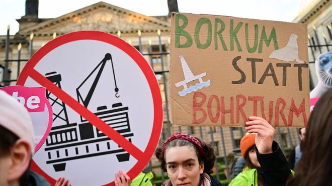 Koalitionsstreit: Gegen die geplante Gasförderung vor Borkum gibt es immer wieder Proteste, wie hier vor dem Bundesrat. (Archivbild)