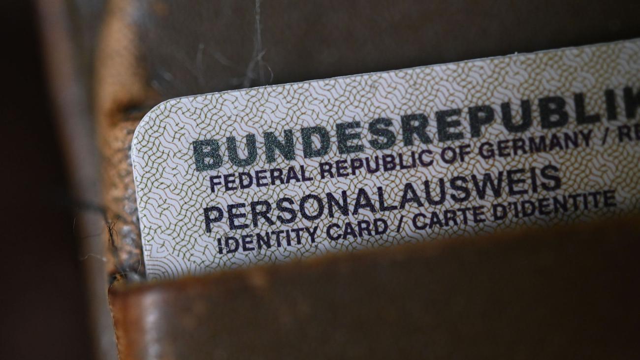 Kurioses: Mann verliert Jacke und Ausweis bei Flucht vor der Polizei