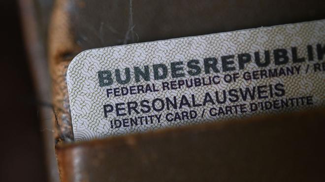 Kurioses: Ein Dokument führt die Ermittler zu einem jungen Mann. (Symbolbild)