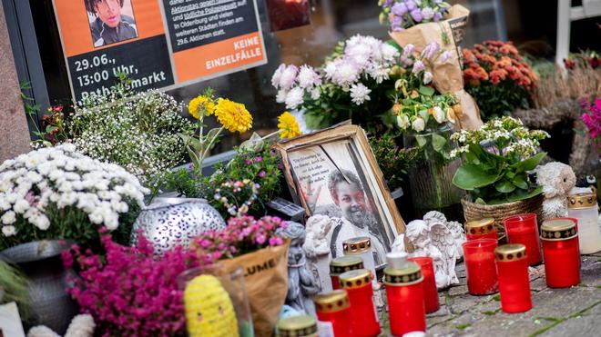 Tödliche Polizeischüsse: Kerzen und Blumen erinnern am Tatort an Lorenz. (Archivbild)