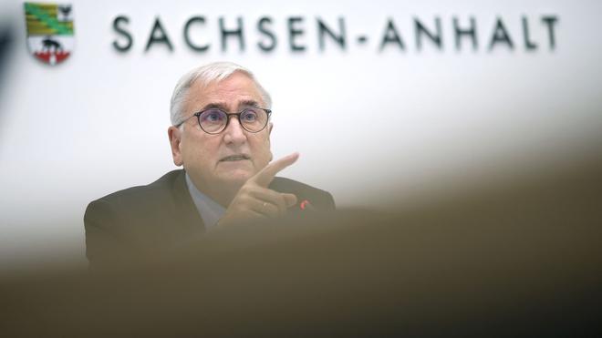 Landeshaushalt: Aus Sicht des Finanzministeriums und von Minister Michael Richter (CDU) lohnt sich der Einstellungsstopp. (Archivbild)