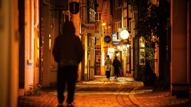 Kriminalität: Viele Menschen fühlen sich nachts allein unsicher - das gilt vor allem für Frauen. (Symbolfoto)