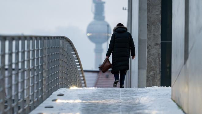 Wetter: Stürmischer Wind, Schnee- und Graupelschauer sorgen am Wochenende in Berlin und Brandenburg für winterliche Verhältnisse. (Archivbild)