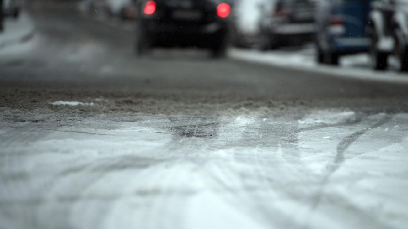 Glätte durch Schnee und Eis: Toter und Schwerverletzter auf schneebedeckter Straße