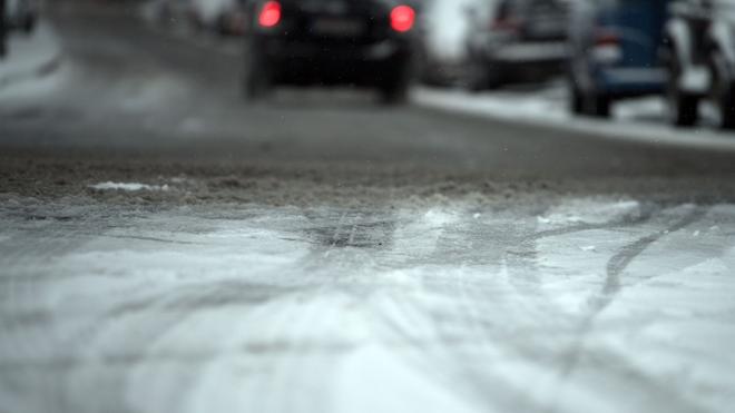 Glätte durch Schnee und Eis: Schnee hat im Saarland zu etlichen Unfällen geführt, ein Mensch wurde dabei getötet. (Symbolbild)