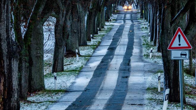 Wetter: Winterliche Straßenverhältnisse herrschen in Teilen Mecklenburg-Vorpommerns am ersten Arbeitstag des neuen Jahres.