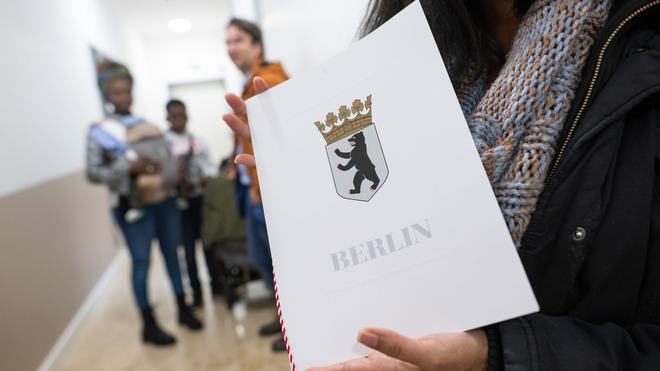 Behörde: Die Zahl der Einbürgerungen in Berlin ist deutlich gestiegen. (Archivbild)