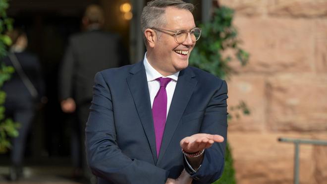 Jubilare: Viele besondere Glückwünsche hat Ministerpräsident Alexander Schweitzer (SPD) 2025 überbracht. (Archivbild)