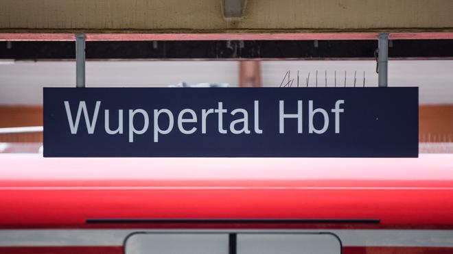 Bahn: Am Wuppertaler Hauptbahnhof halten während der fünfmonatigen Bauphase überhaupt keine Fernzüge. (Archivbild)