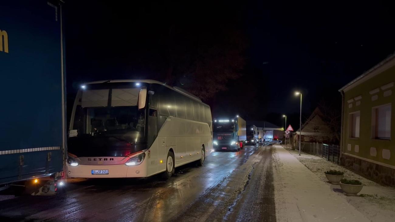 Unfälle: Glätte vermutet: Unfall mit Gas-Lkw legt A9 lahm