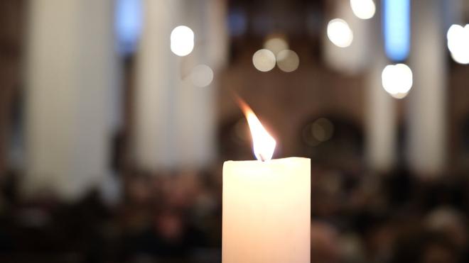 Mit Kerze ins Abi: Die Kerzenflamme steht oft für Orientierung, Zuversicht und die Hoffnung, dass es hell wird – auch in schwierigen Situationen. (Symbolbild)