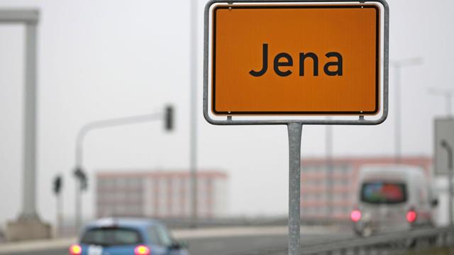 Polizeieinsatz in Jena: Mann springt von Balkon - Großeinsatz der Polizei