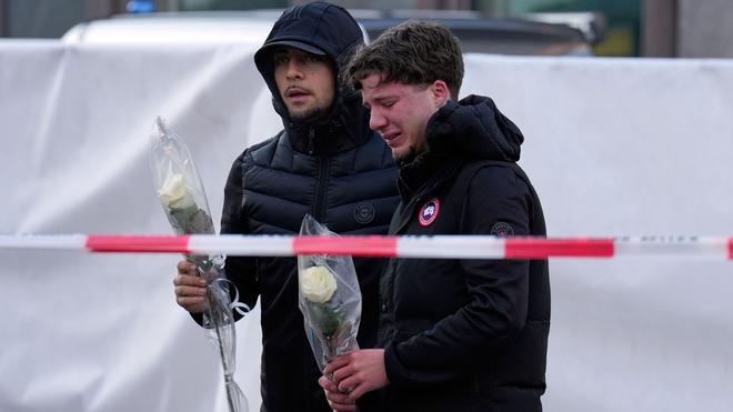 Brand auf Silvesterparty: Ein Blumen- und Kerzenmeer erinnert an Tote und Verletzte in der Nähe des Brandortes.