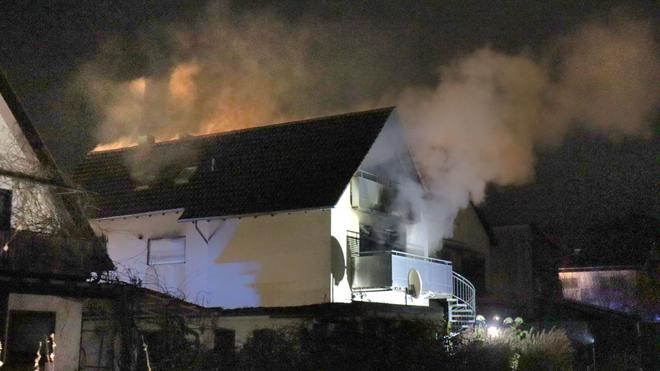 Rhein-Neckar-Kreis: Feuerwehrleute löschen den Brand in einem Einfamilienhaus in Nußloch.