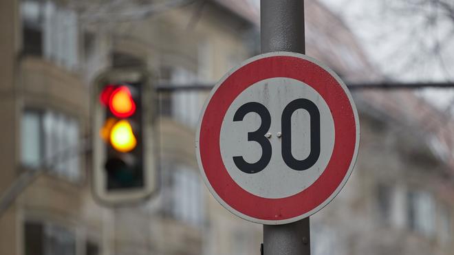 Verkehr: Eine neue Studie beleuchtet die Wirkung von Tempo-30-Zonen auf Straßen. (Symbolbild)