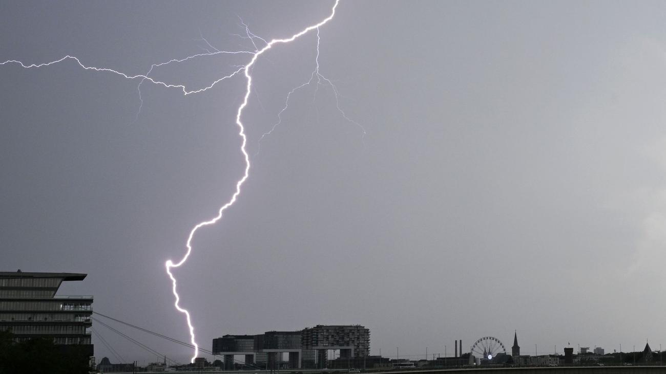 Spitzenwert gab es 2006: Ungewöhnlich wenig Blitzeinschläge in NRW im Jahr 2025