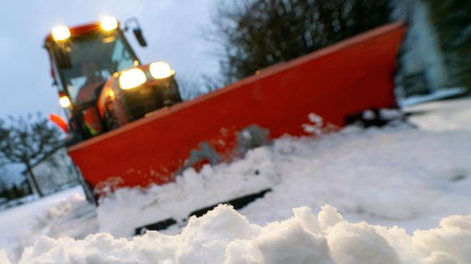 Verkehr: Auf schneebedeckten Straßen haben sich in Bayern zahlreiche Unfälle ereignet.