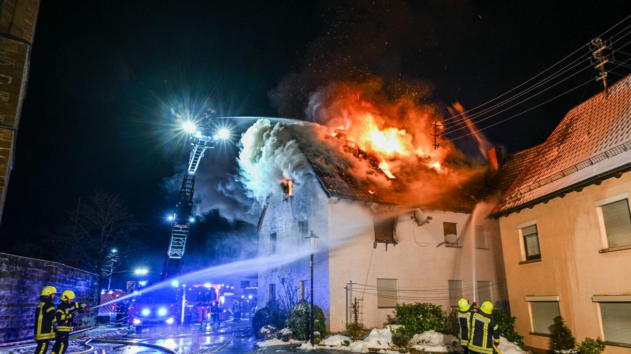 Brände: Frau kommt bei Brand in einem Wohnhaus ums Leben