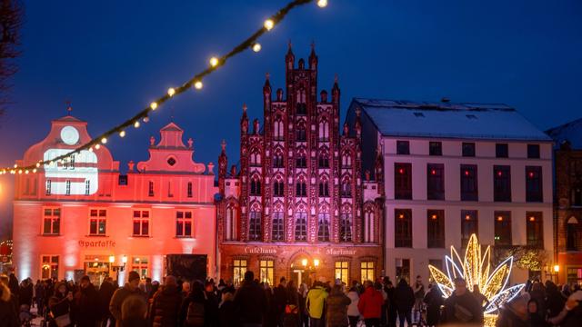 Neue Aktion: Greifswalder Neujahrsleuchten taucht Zentrum in buntes Licht