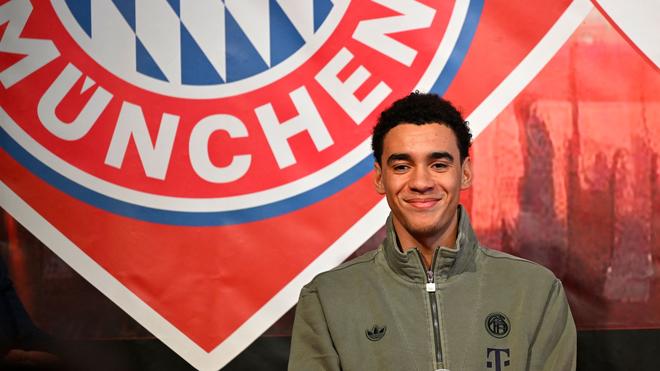 Bayern-Star besucht Fanclub: Jamal Musiala wird von jungen Fans befragt.