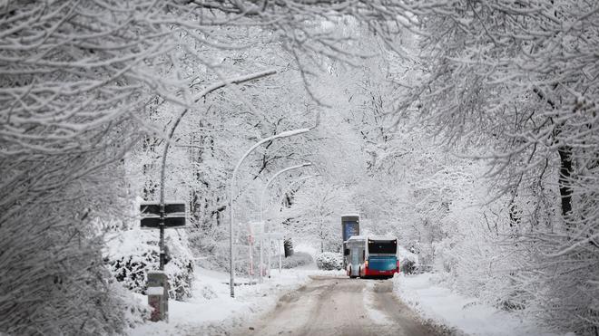 Winterwetter: Winterglätte bringt Bus- und Bahnverkehr im Norden weiter durcheinander.
