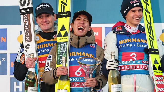 Vierschanzentournee: Domen Prevc (l) stand diesmal nicht als Sieger auf dem Podium.