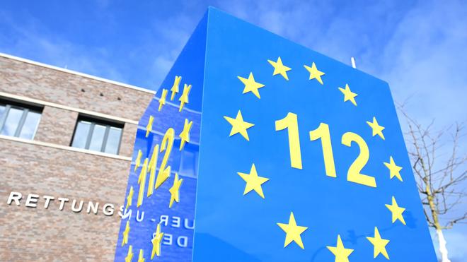 Unfälle: Der für den Winterdienst zuständige Mann wählte den Notruf. (Symbolbild)