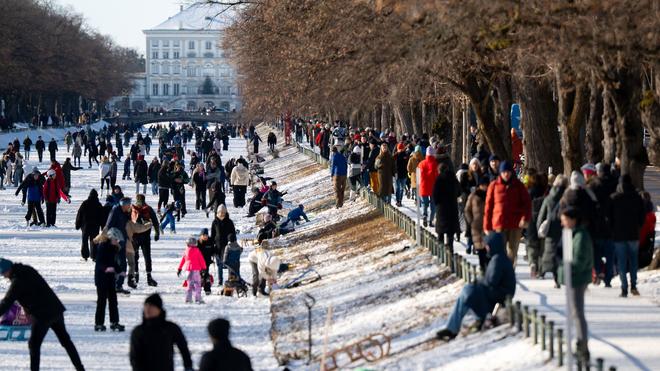 Prognose des DWD: Winterjacke, Schal, Mütze, Handschuhe: Bei eisigen Temperaturen sollte man sich in Bayern weiter warm einpacken.