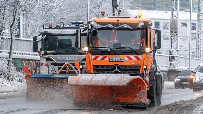 Räumung von Straßen: Schnee und Frost sorgen weiter für Glätte in Hamburg.