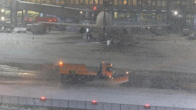 Flugverkehr: Am Düsseldorfer Flughafen hatte der Winterdienst am Wochenende einiges zu tun.