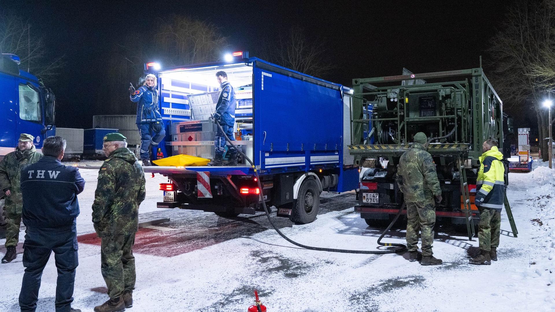 Stromnetz-Anschlag: Bundeswehr betankt Notstromaggregate in Berlin