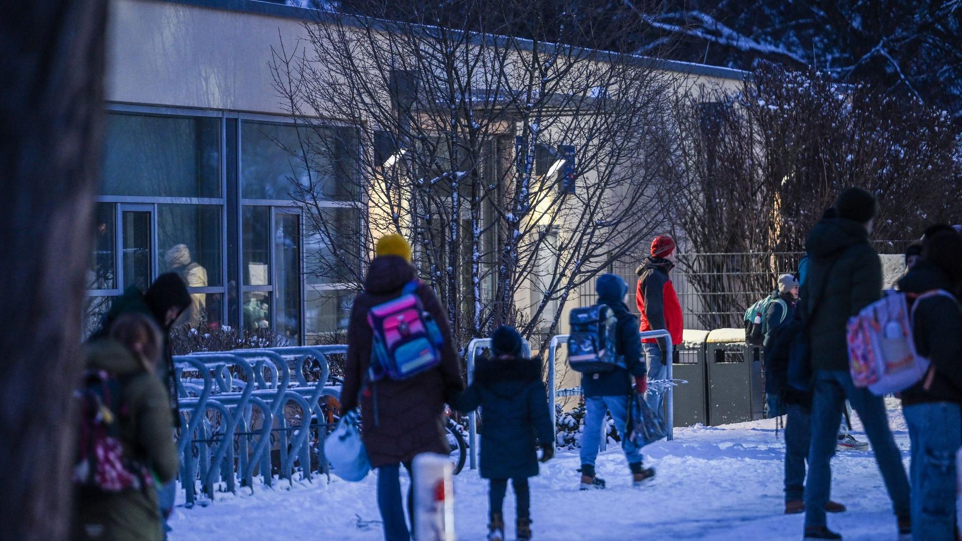 Stromausfall in Berlin: Eingeschränkter Schulstart - "Gott sei Dank ist da Strom"
