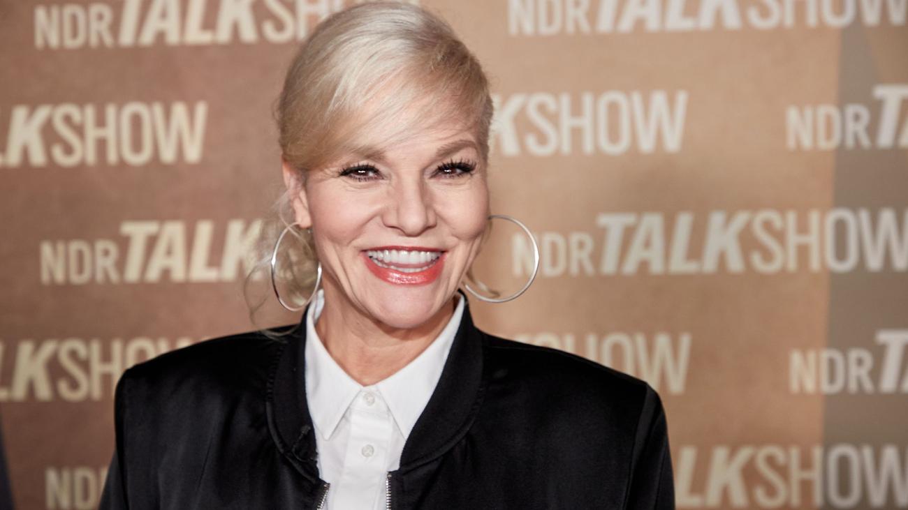 Leute: Ina Müller sammelt Ideen für Lieder in "Steinzeit-Kalender"