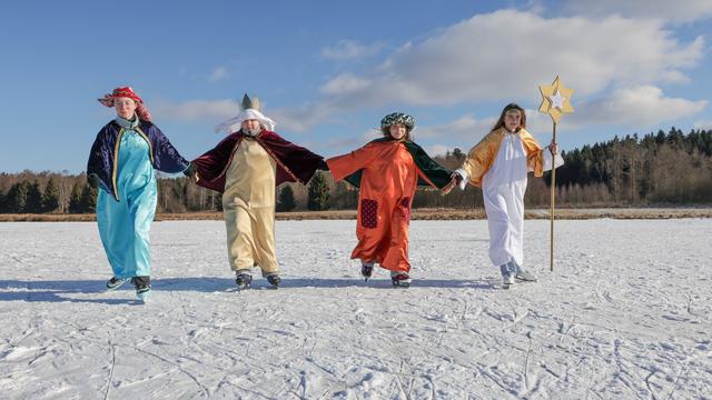 Tradition mal anders: Mit Gewand aufs Eis – Sternsinger auf besonderer Tour