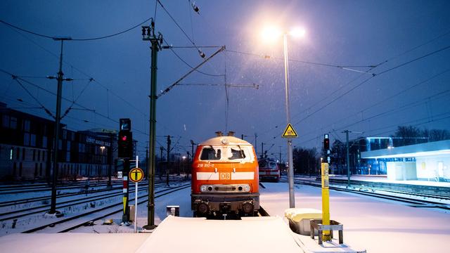 Verkehr: Schnee im Nordwesten - Bahn-Pendler brauchen Geduld