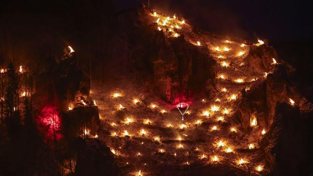 Kirchliches Brauchtum: Bergfeuer und Gebete locken nach Pottenstein