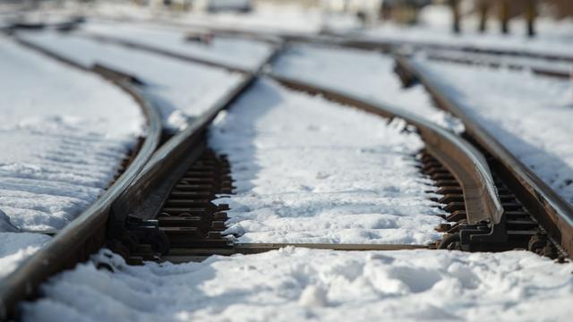 Winterwetter: Eingeschneite und vereiste Weichen behindern Bahnverkehr