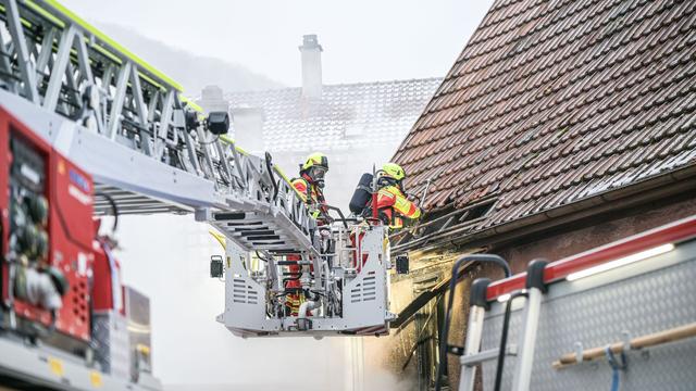 Mehrere Verletzte: Feuer im Kreis Göppingen – Frau aus brennendem Haus gerettet
