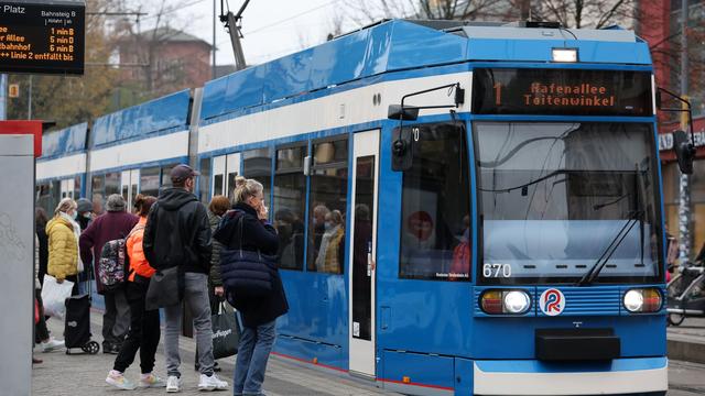 Unfall in Rostock: Schneeräumfahrzeug beschädigt Straßenbahn-Oberleitung
