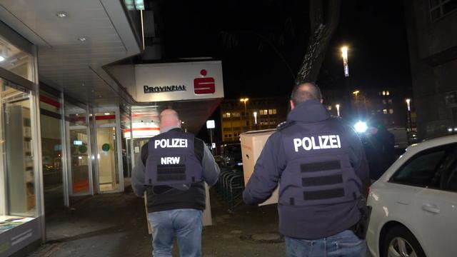 Kriminalität: Polizei durchsucht Sparkasse nach Millionen-Coup