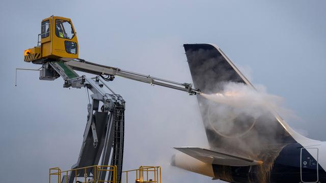 Enteisung von Fliegern: Starker Schneefall: Starts am Flughafen fast bis Mitternacht